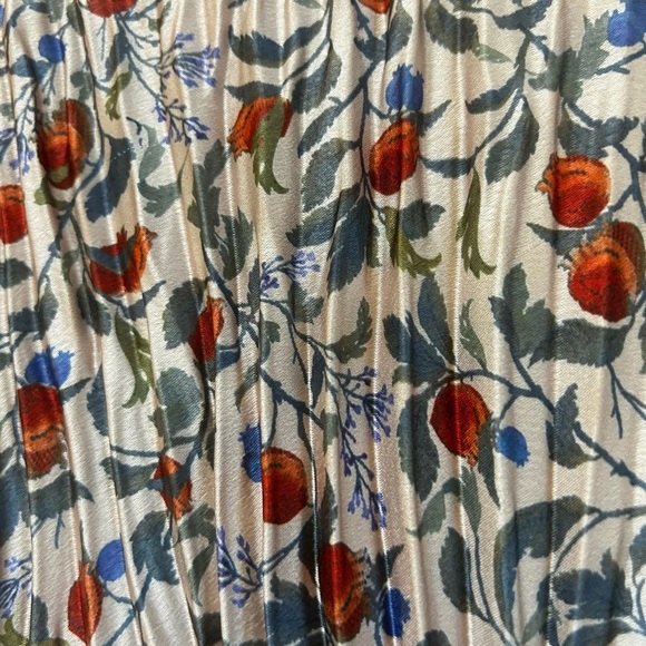 VINCE pomegranate pleated blouse keyhole v-neck charmeuse long sleeve size L - Picture 13 of 16